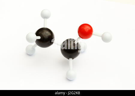 Sfera di plastica e stick modello di un alcool (etanolo, C2H5OH) molecola su uno sfondo bianco. Foto Stock