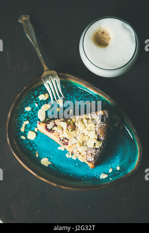 Pezzo di limone, ricotta, mandorla, torta di lamponi con caffè Foto Stock