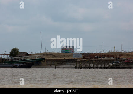 Rampal del carbone in base power station project, una joint venture è noto come Bangladesh-Indian amicizia Company (BIFPC) sulla banca del fiume di Pasur. Foto Stock