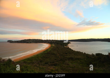 Vista verso Palm Beach (sinistra) e Pittwater (a destra) dal promontorio Barrenjoey appena prima del tramonto. Foto Stock