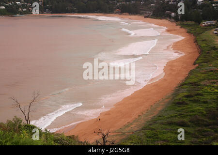 Vista verso Palm Beach dal promontorio Barrenjoey appena prima del tramonto. Foto Stock