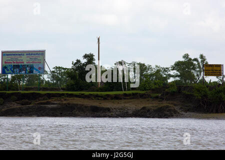 Rampal del carbone in base power station project, una joint venture è noto come Bangladesh-Indian amicizia Company (BIFPC) sulla banca del fiume di Pasur. Foto Stock