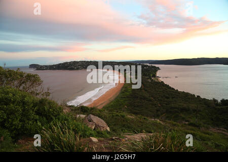 Vista verso Palm Beach (sinistra) e Pittwater (a destra) dal promontorio Barrenjoey appena prima del tramonto. Foto Stock