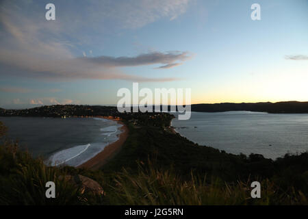 Vista verso Palm Beach (sinistra) e Pittwater (a destra) dal promontorio Barrenjoey al crepuscolo. Foto Stock