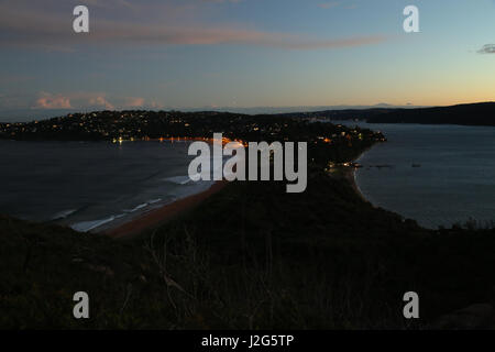 Vista verso Palm Beach (sinistra) e Pittwater (a destra) dal promontorio Barrenjoey al crepuscolo. Foto Stock