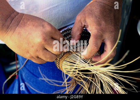 Tradizionale cestello Hupa weaver rende un cestello utilizzando fibre naturali che i suoi antenati avrebbe utilizzato nel carrello. Hoopa California Foto Stock