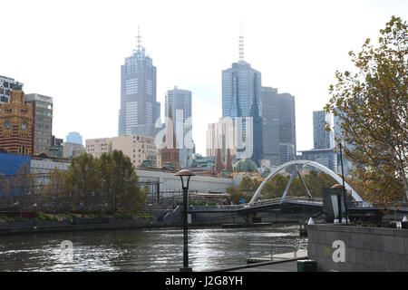 Una tipica vista di Melbourne che mostra il Southbank ponte pedonale oltre il Fiume Yarra con il Distretto Centrale degli Affari in background. Foto Stock