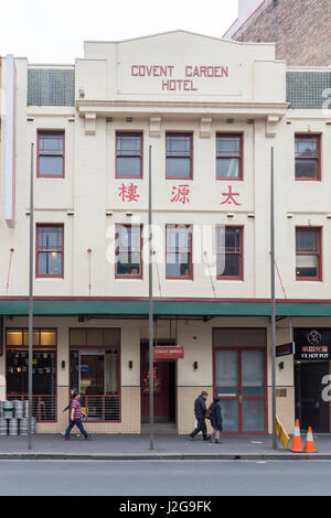 La gente camminare passato il Covent Garden hotel, Chinatown di Sydney, Australia Foto Stock