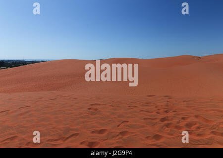 Dune di sabbia rossa in Mui Ne villiage, Vietnam Foto Stock
