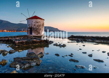 Sunrise paesaggio con un mulino a vento di Agia Marina Village di Leros isola in Grecia. Foto Stock