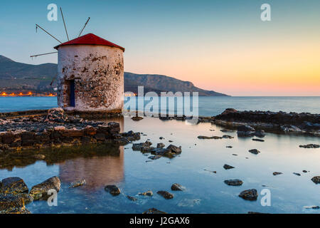 Sunrise paesaggio con un mulino a vento di Agia Marina Village di Leros isola in Grecia. Foto Stock