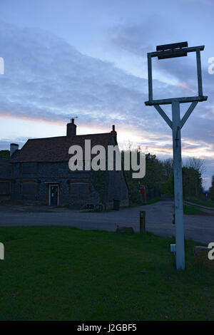 Il Crown Inn, il Nuffield. Un frantumato e intavolato pub Foto Stock