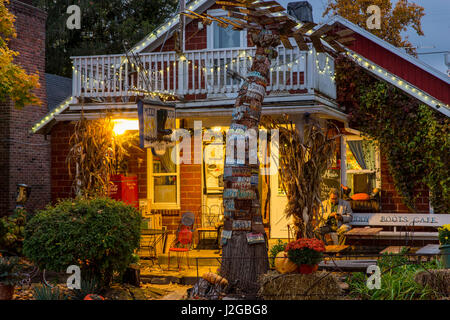 Il fangoso stivali Cafe al tramonto in downtown Nashville, Indiana, STATI UNITI D'AMERICA Foto Stock