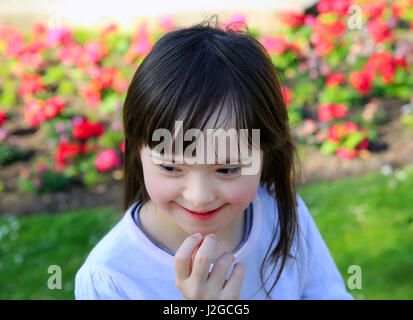 Ritratto di bambina sorridente al di fuori Foto Stock