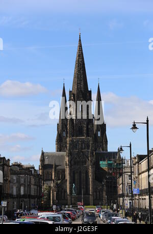 Melville Street che conduce alla Cattedrale di St Mary, Edimburgo Scozia Aprile 2017 Foto Stock