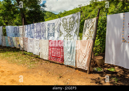 Ampasipohy, Nosy Be, Madagascar - Dicembre 19, 2015: Vendita tovaglie ricamate nel villaggio di Ampasipohy, Nosy Be Island, Madagascar. Esso Foto Stock