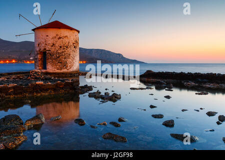 Sunrise paesaggio con un mulino a vento di Agia Marina Village di Leros isola in Grecia. Foto Stock