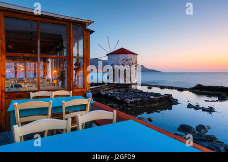 Sunrise paesaggio con un mulino a vento di Agia Marina Village di Leros isola in Grecia. Foto Stock