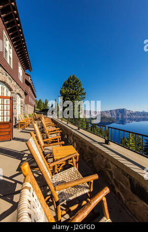 Invitante sedie a sdraio al Lodge prendere in vista sul parco nazionale di Crater Lake, Oregon, Stati Uniti d'America (di grandi dimensioni formato disponibile) Foto Stock