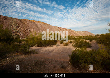 Stati Uniti d'America, Arizona Ajo, la miniera di rame di roccia dicco Dump Foto Stock