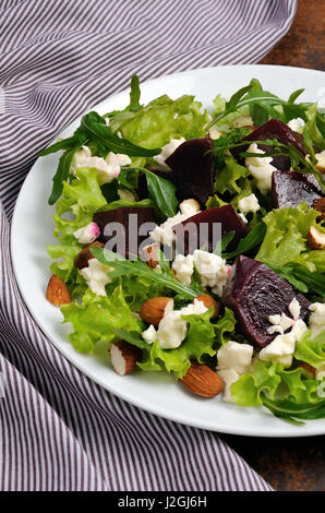 Insalata con vinaigrette a base di bietole, lattuga, rucola, feta e mandorle, Foto Stock