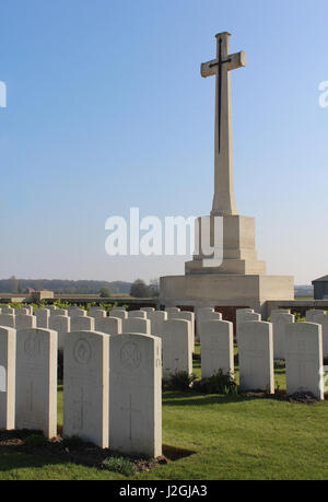 Ieper, Belgio, 8 aprile 2017: vista serale del Canada farm cimitero, una prima mondiale di un cimitero di guerra nei pressi di Ypres in Belgio, che è il luogo del riposo finale Foto Stock