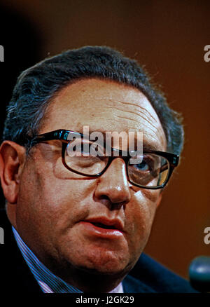 Il segretario di Stato Henry Kissinger testimonianza prima una commissione del Senato nel mese di aprile 1976 (formato di grandi dimensioni disponibili) Foto Stock