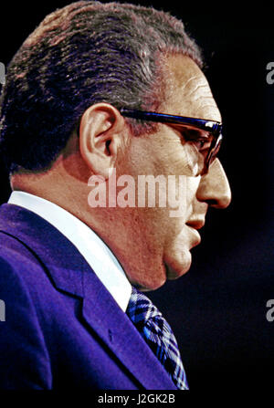 Il segretario di Stato Henry Kissinger testimonianza prima una commissione del Senato nel mese di aprile 1976 (formato di grandi dimensioni disponibili) Foto Stock