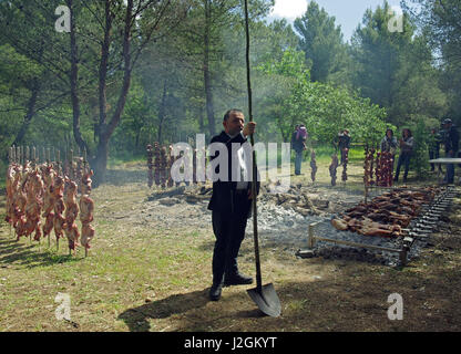 Bidonì, SARDEGNA. Lunedì di Pasqua Festa del paese: agnello arrosto Foto Stock