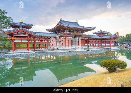 Kyoto, Giappone - 31 dicembre 2015: Byodo-in è un tempio buddista nella città di Uji nella prefettura di Kyoto, Giappone. Esso è congiuntamente un tempio di Jodo-shu Foto Stock