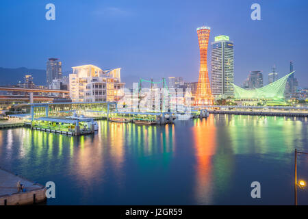 Kobe, Giappone - 5 Gennaio 2016: Porto di Kobe con torre di Kobe in Giappone. Foto Stock