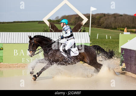 BURNHAM Market, Norfolk/Inghilterra - 15 Aprile 2017: Burnham Market International Horse Trials 2017 Andrew Hoy cross country evento Foto Stock