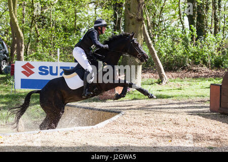 BURNHAM Market, Norfolk/Inghilterra - 15 Aprile 2017: Burnham Market International Horse Trials 2017 cross country caso Dan Jocelyn Foto Stock