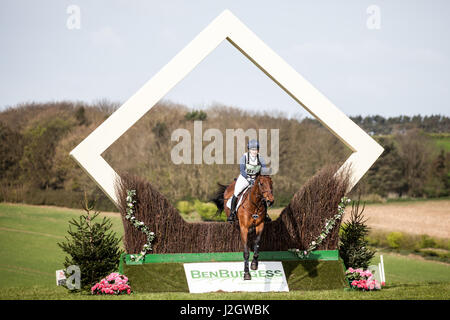 BURNHAM Market, Norfolk/Inghilterra - 15 Aprile 2017: Burnham Market International Horse Trials 2017 Holly Woodhead cross country evento Foto Stock