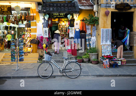 HOI AN, VIETNAM - MARZO 15, 2014: la donna nel tradizionale cappello conico sulla strada del mercato di antica città di Hoi An, Sito Patrimonio Mondiale dell'UNESCO il 15 marzo Foto Stock