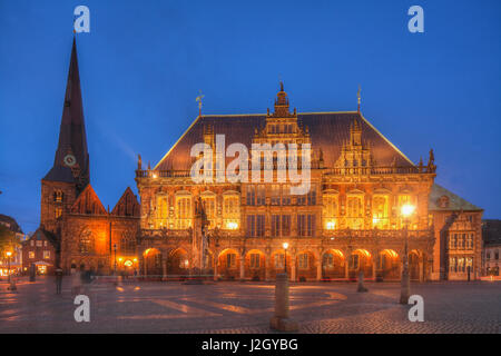 Altes Rathaus Am Marktplatz bei Abenddaemmerung, Brema, Deutschland I Municipio sulla piazza del mercato al crepuscolo, Brema, Germnany, Europa Foto Stock