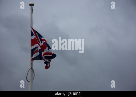 Bandiera britannica,l'Union Jack sventola sul vento contro il grigio ,cielo nuvoloso.uk bandiera,bandiera britannica,Gran Bretagna bandiera,Regno Unito bandiera sul montante. Foto Stock