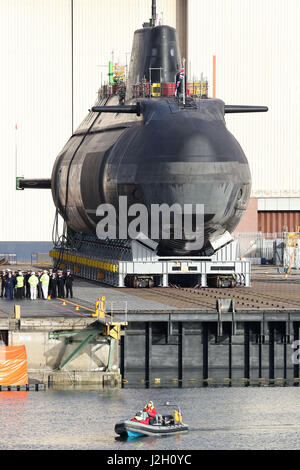 Il nuovo quarto astuto-class sottomarino nucleare HMS Audacious, al di fuori della sua nave coperta complesso edilizio a BAE Systems, Burrow-in-Furness. Foto Stock