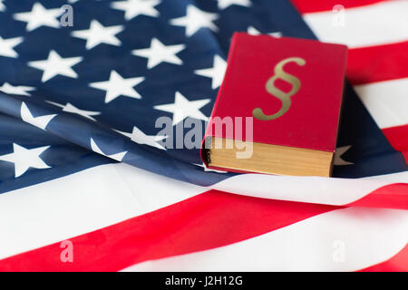 Close up della bandiera americana e lawbook Foto Stock