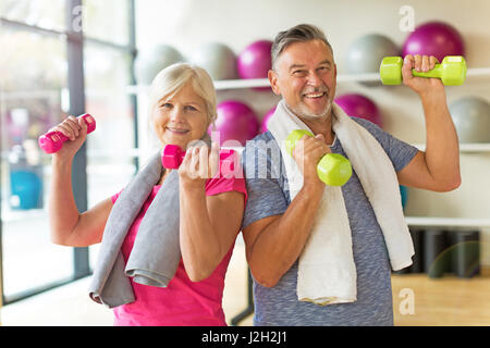 Gli anziani che fanno le esercitazioni di idoneità Foto Stock