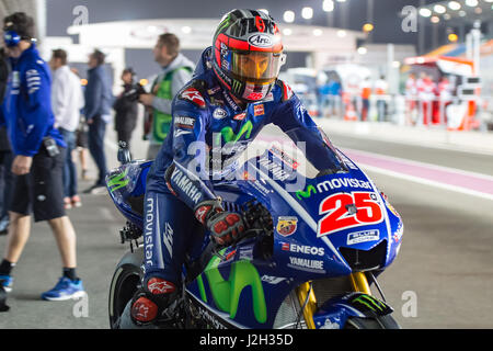 Il 24 marzo 2017, sul Circuito Internazionale di Losail. Il Qatar. Maverick Vinales che corre in Yamaha per Movistar Yamaha MotoGP Team corse la sua bici nella fossa la Foto Stock