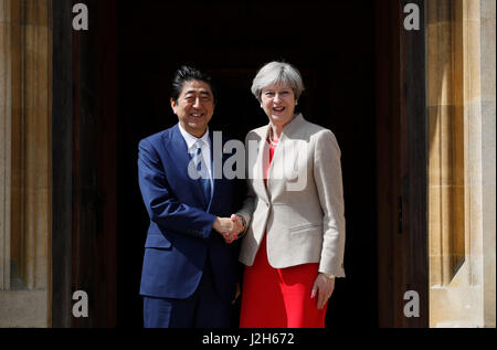 Il primo ministro Theresa Maggio accoglie Giappone il Primo Ministro Shinzo Abe davanti a colloqui presso la sua residenza di campagna Chequers. Foto Stock