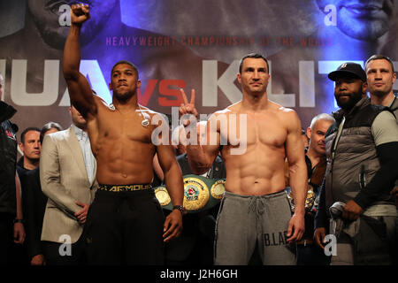 Anthony Joshua (sinistra) e Wladimir Klitschko durante la pesatura in a Wembley Arena, Londra. Foto Stock