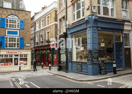 Piccoli negozi su Creed Lane a Londra, vicino la Cattedrale di St Paul Foto Stock