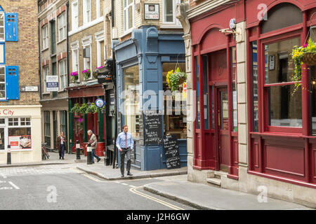 Piccoli negozi su Creed Lane a Londra, vicino la Cattedrale di St Paul Foto Stock