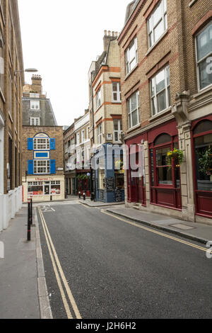 Piccoli negozi su Creed Lane a Londra, vicino la Cattedrale di St Paul Foto Stock