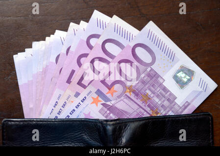 500 euro bills banconote in mano Foto Stock