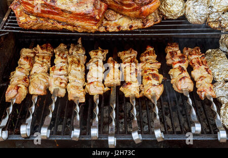 Caucaso grigliate barbecue in fumo spiedini di carne Foto Stock