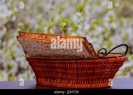 Still-life con vino e pane azzimo pasqua ebraica pane pane azzimo festa ebraica Foto Stock