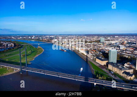 Duesseldorf mediahafen (porto) in Rheinland-Westphalia, Germania. Panorama di Dusseldorf, Foto Stock